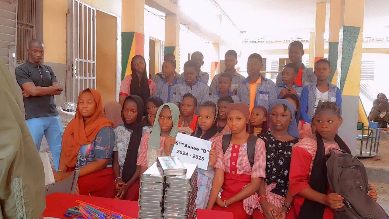 Groupe de personnes réuni devant le bâtiment du Collège Moderne Mamie