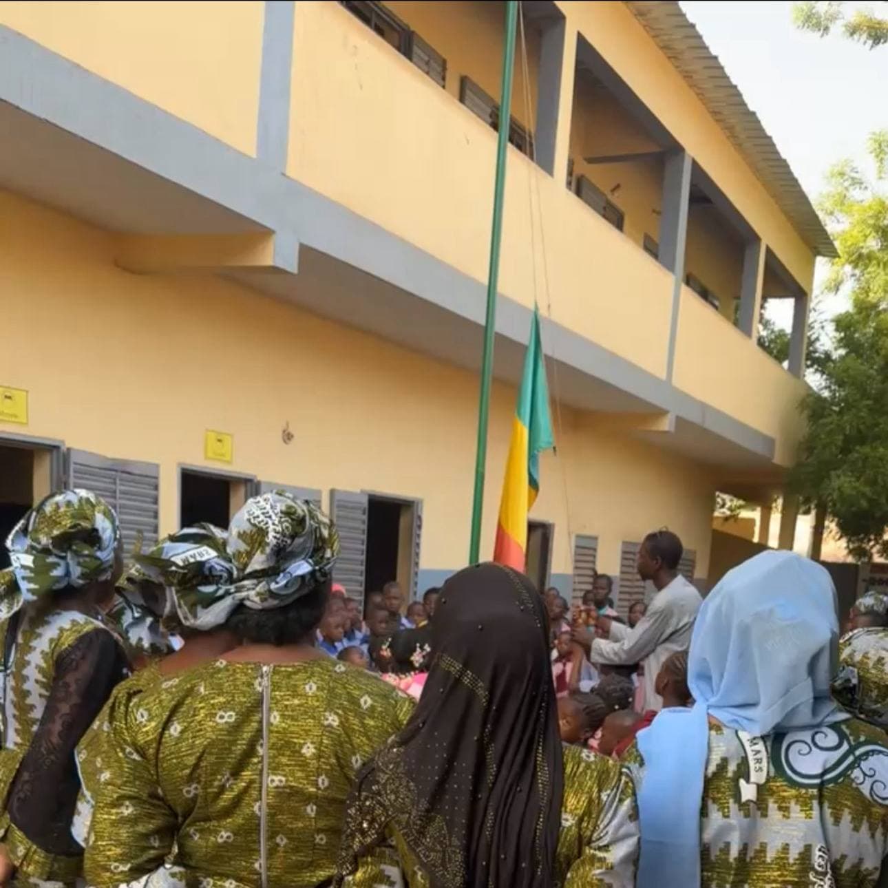 Bâtiment et rassemblement au Complexe Scolaire Daga Keita