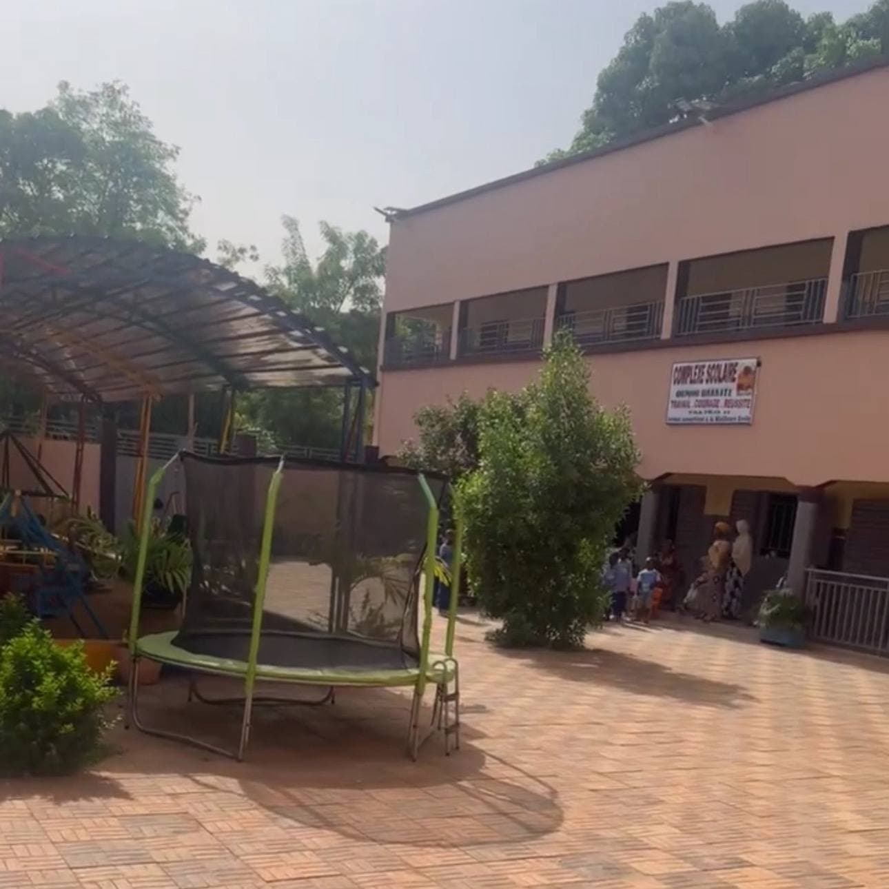 Cour et espace de jeu du Complexe Scolaire Oumou Diakité