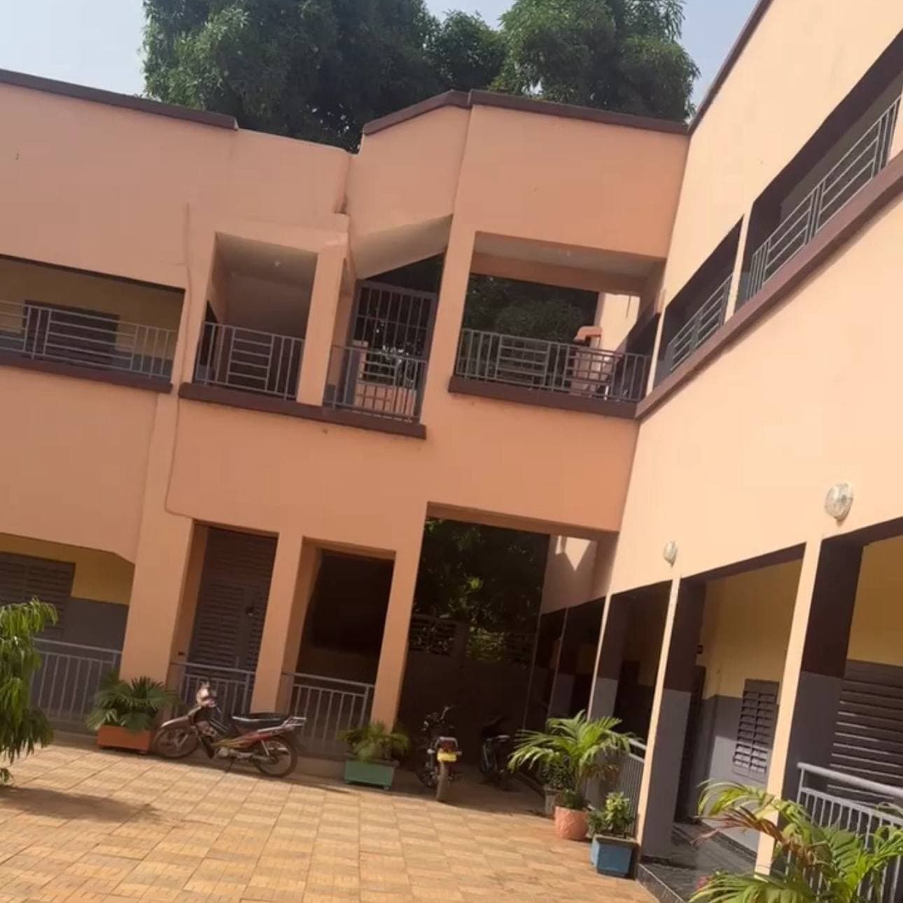 Cour et façades du Complexe Scolaire Oumou Diakité