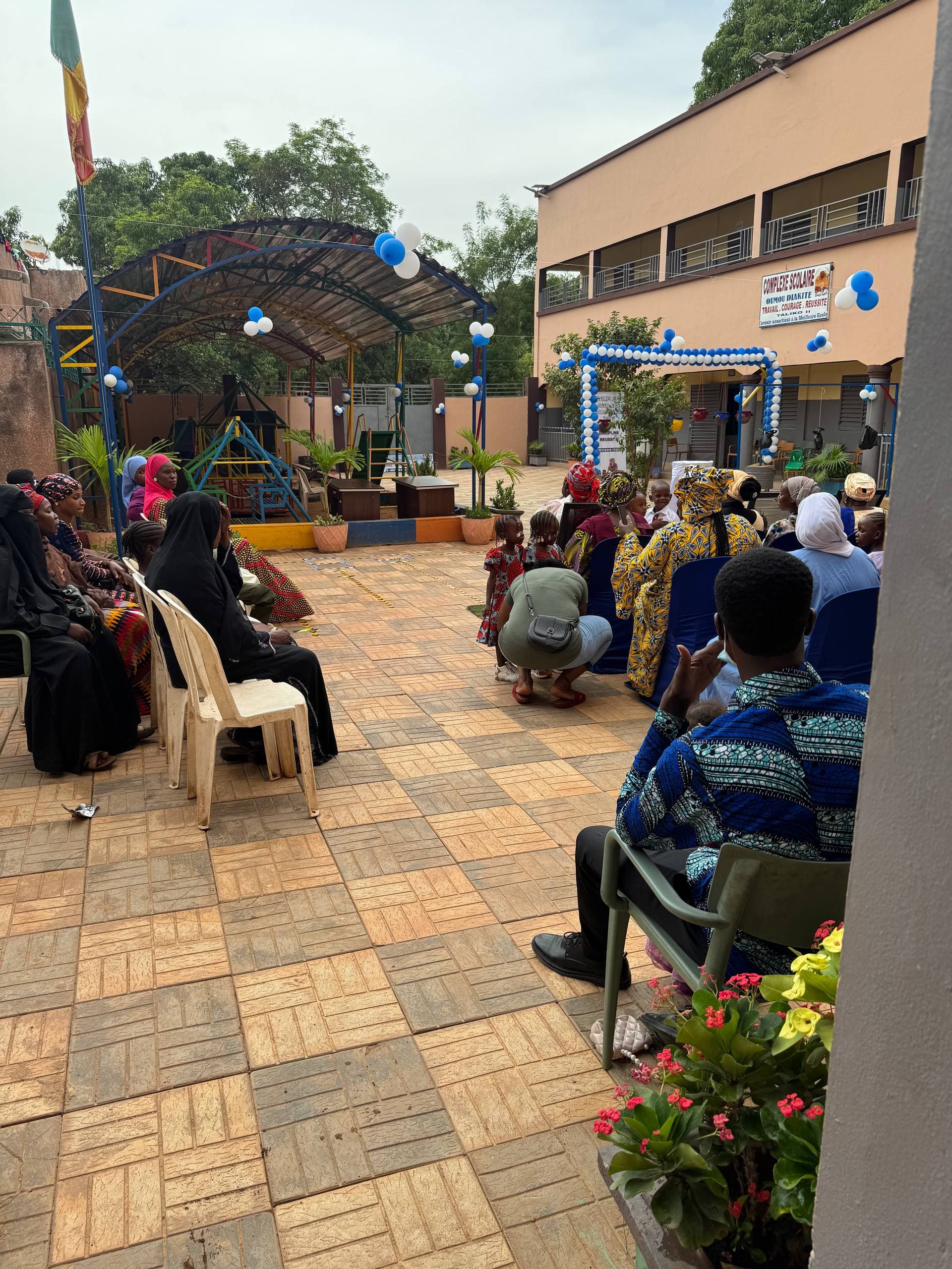 Assemblée dans la cour décorée d’Oumou Diakité